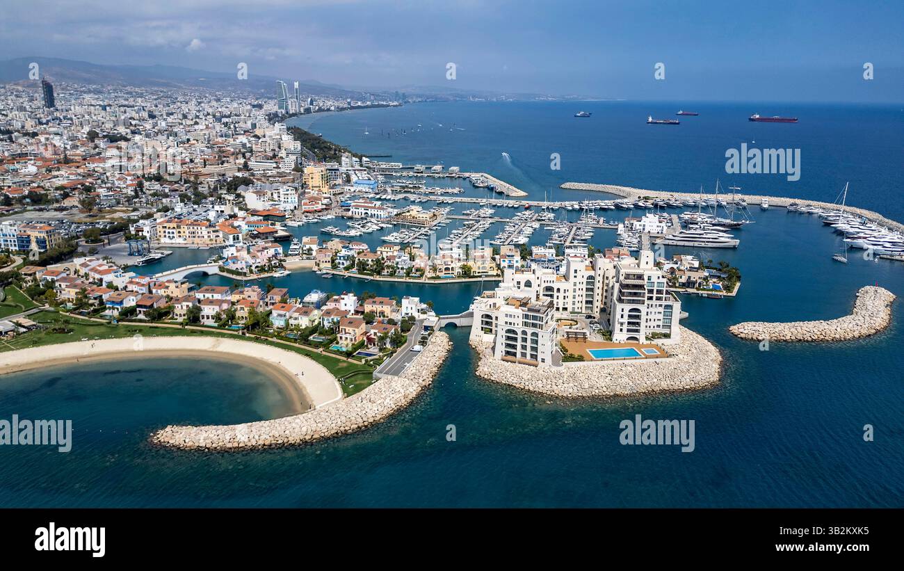 Vue aérienne par drone sur la marina de Limassol et le vieux port, Limassol, République de Chypre. Banque D'Images
