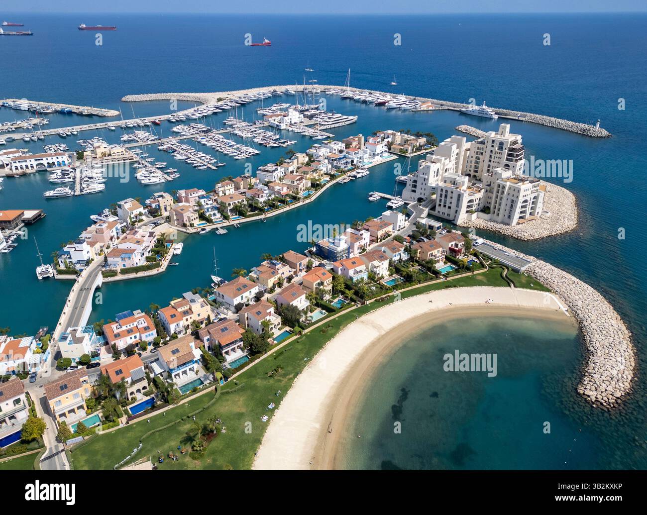 Vue aérienne par drone sur la marina de Limassol et le vieux port, Limassol, République de Chypre. Banque D'Images