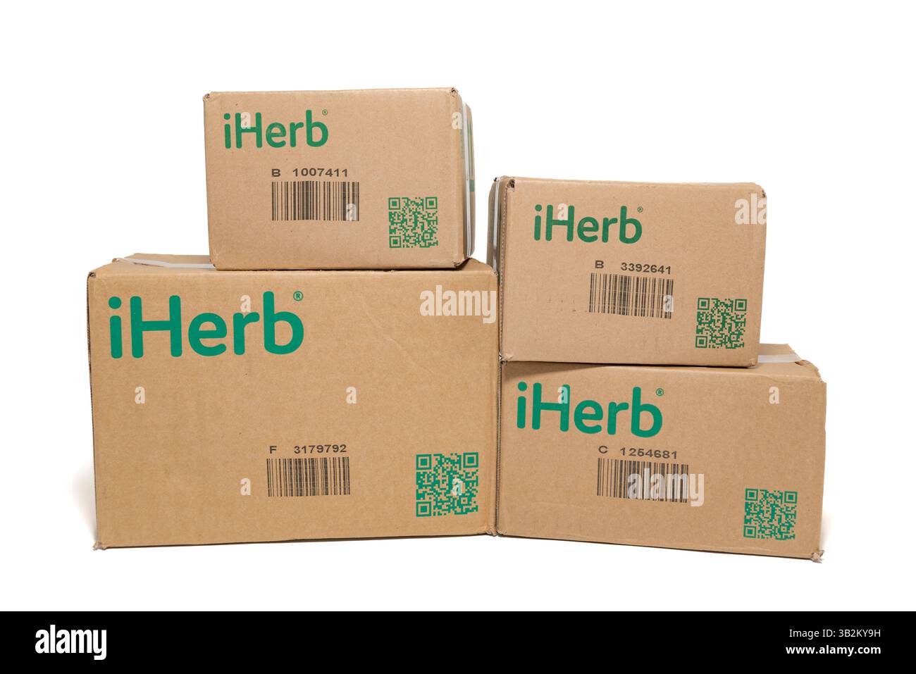 Fuji-shi, Shizuoka-Ken, Japon - 28 septembre 2024 : iHerb, magasin de suppléments et de vitamines en ligne - boîtes d'emballage en carton. Banque D'Images