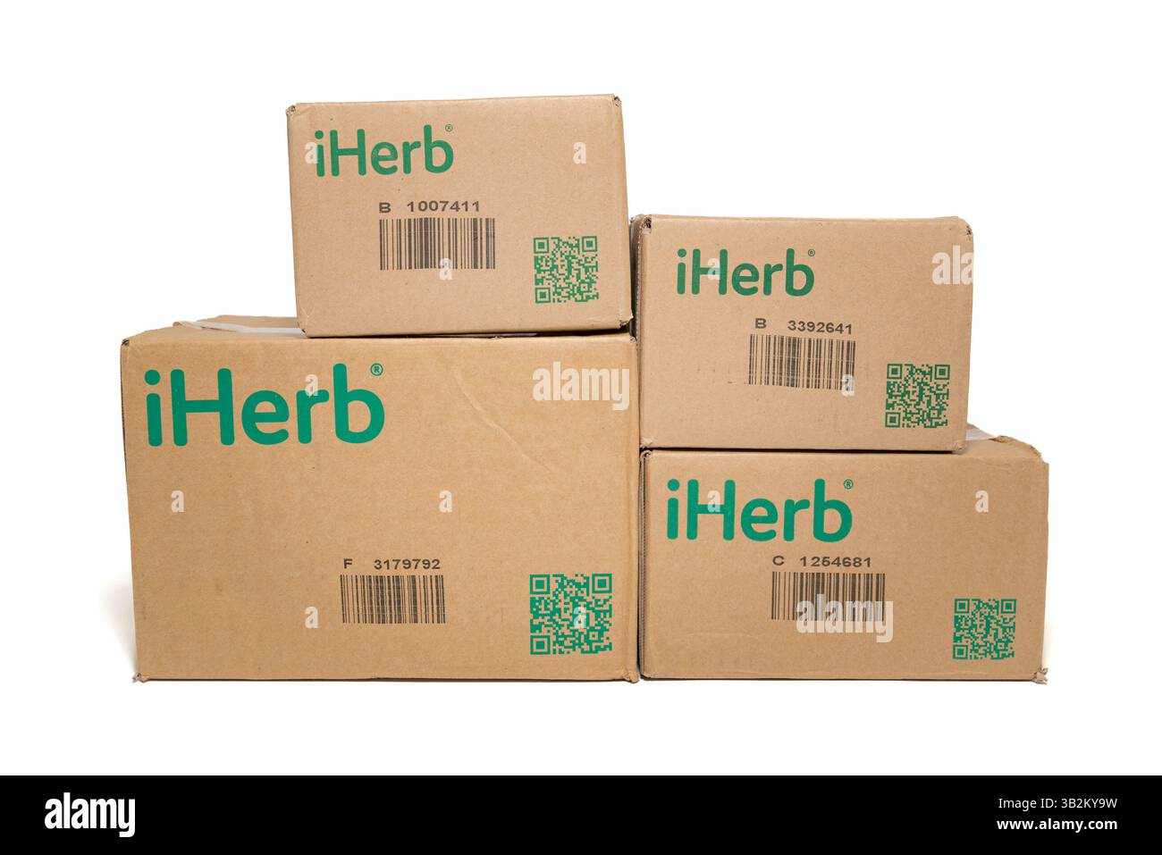 Fuji-shi, Shizuoka-Ken, Japon - 28 septembre 2024 : iHerb, magasin de suppléments et de vitamines en ligne - boîtes d'emballage en carton. Banque D'Images