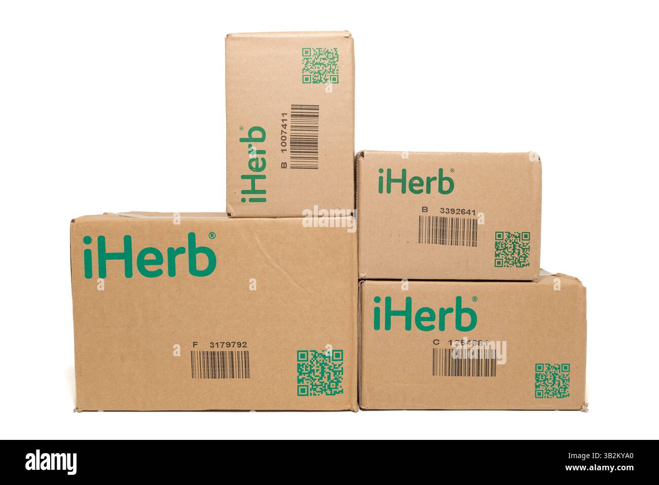 Fuji-shi, Shizuoka-Ken, Japon - 28 septembre 2024 : iHerb, magasin de suppléments et de vitamines en ligne - boîtes d'emballage en carton. Banque D'Images