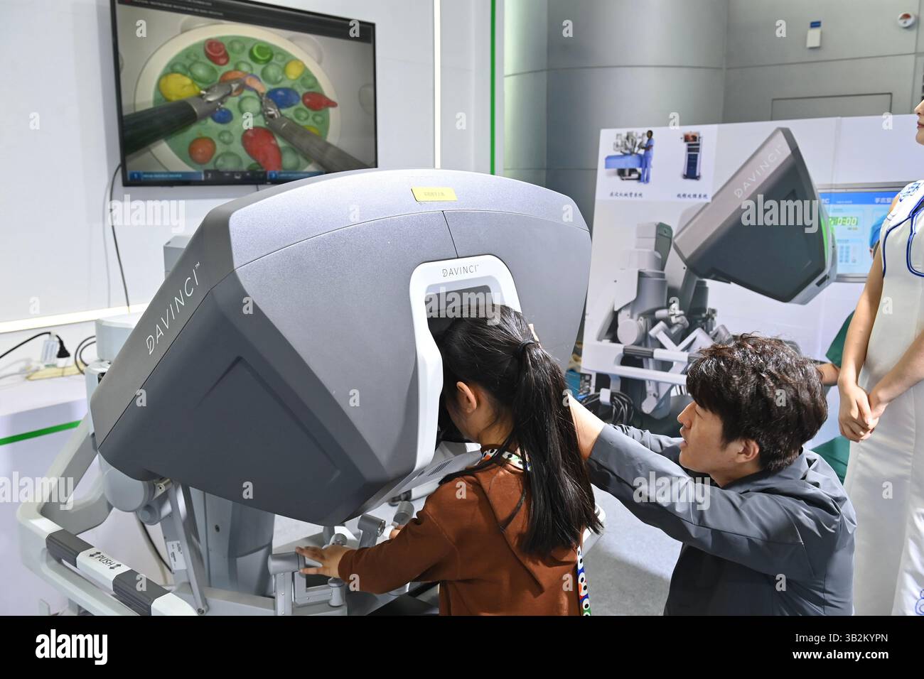 Une fille apprend l'existence d'un robot chirurgical Da Vinci créé par la Chine. Hefei, China.26th avril 2025. La 3e Foire de transformation des réalisations scientifiques et technologiques en Chine (Anhui) débute à Hefei, capitale de la province d’Anhui, dans l’est de la Chine, le 26 avril 2025. Crédit : Han Suyuan/China News Service/Alamy Live News Banque D'Images