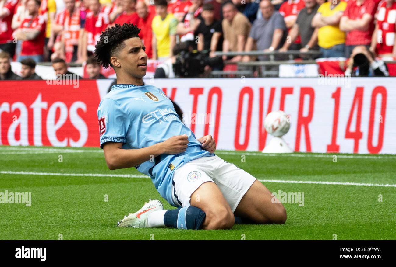 Londres, Royaume-Uni. 27 avril 2025. Rico Lewis de Manchester City célèbre après avoir marqué le 1er but de son équipe. La demi-finale de la FA Cup Emirates, Nottingham Forest v Manchester City au stade de Wembley à Londres le dimanche 27 avril 2025. Usage éditorial exclusif. photo by Sandra MailerAndrew Orchard Sports Photography/Alamy Live News crédit : Andrew Orchard Sports Photography/Alamy Live News Banque D'Images