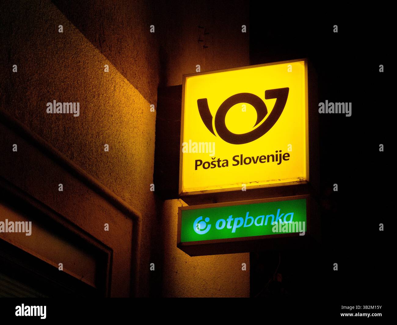 Panneaux lumineux de Pošta Slovenije et OTP Bank la nuit, Ljubliana Slovénie Banque D'Images