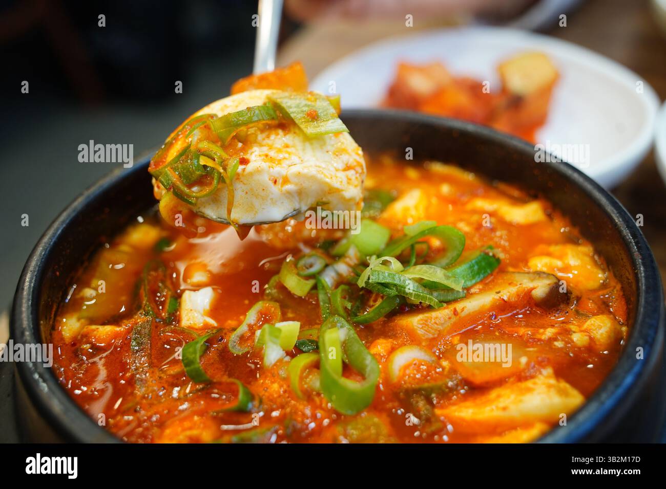 Sundubu Jjigae Un ragoût de tofu coréen délicieux et épicé Banque D'Images