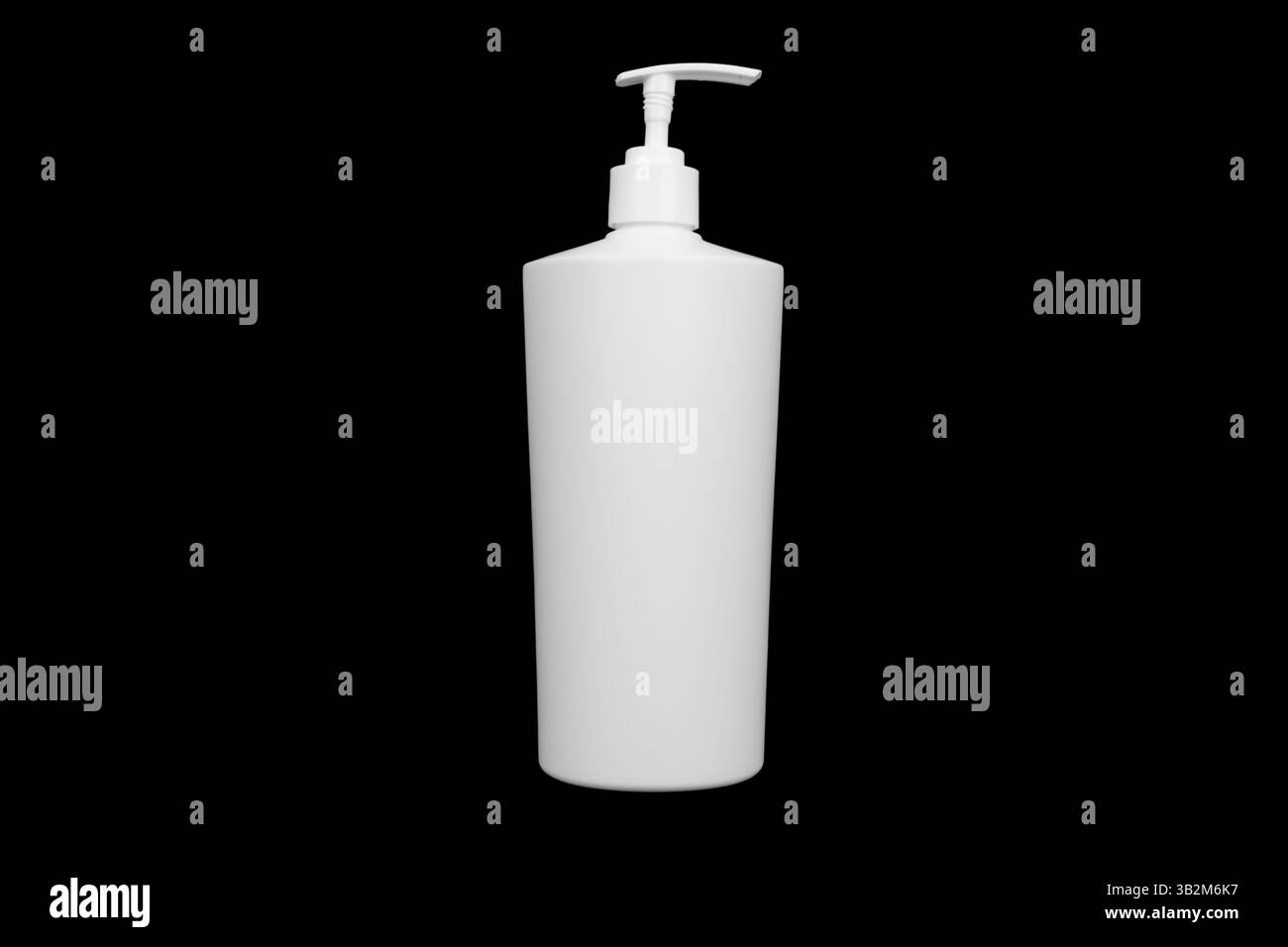 Bouteille en plastique pour détergent nettoyant isolé sur fond noir. Bouteille en plastique isolée avec chemin de clipsage. Espace vide pour le texte Banque D'Images