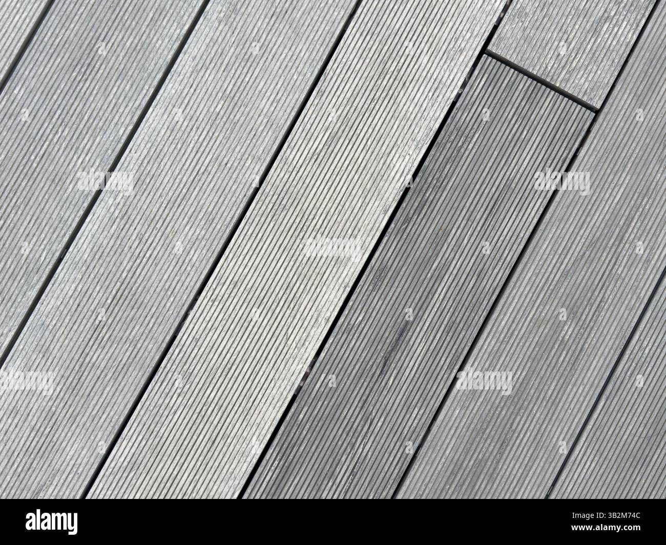 Terrasse extérieure en bois ou plancher. Fond d'un panneau de terrasse de couleur sombre avec des rayures horizontales. Construction. Planche de terrasse. H Banque D'Images