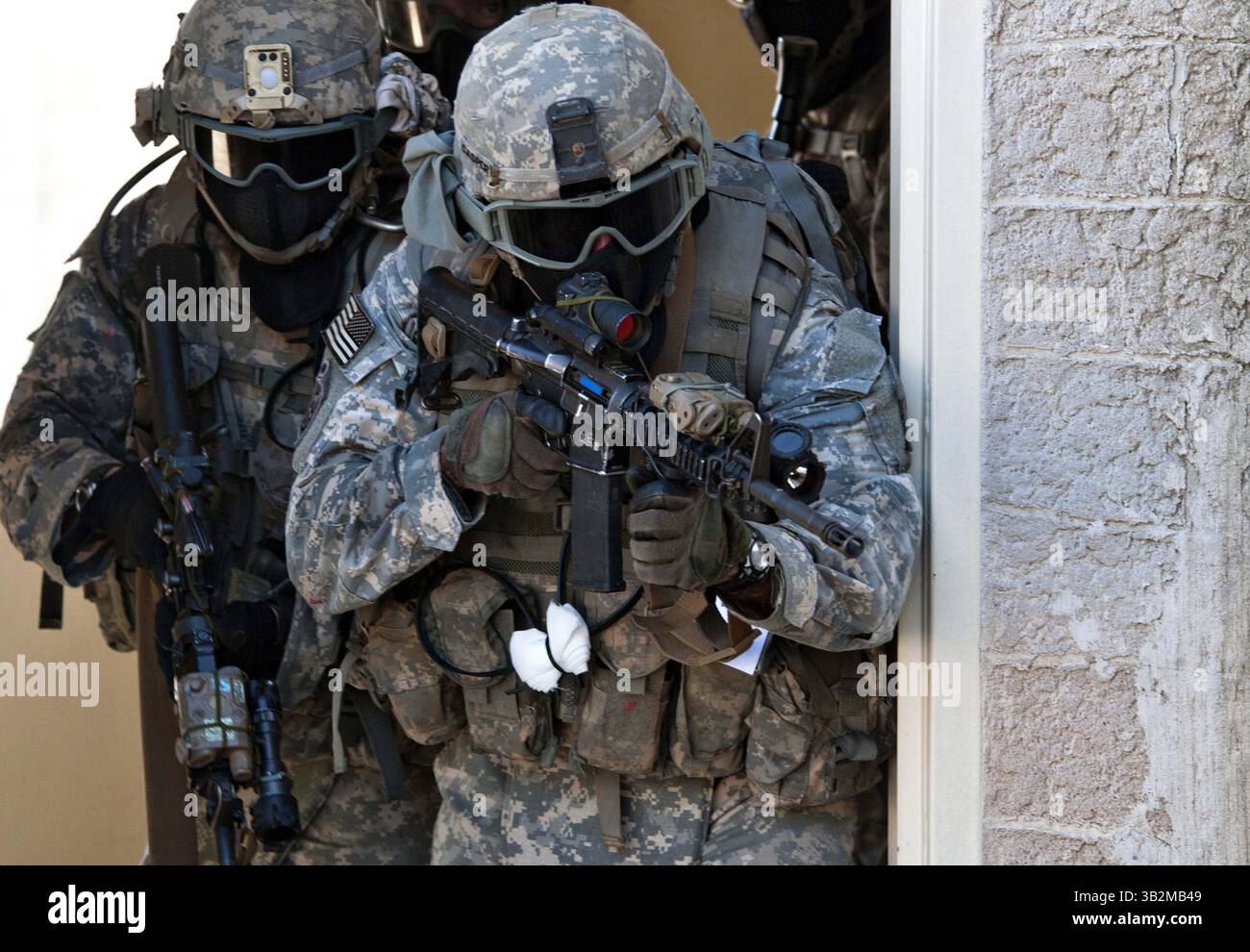 26 septembre 2013 - Fort Bragg, Caroline du Nord, États-Unis d'Amérique - les parachutistes de l'armée américaine affectés au 1er Bataillon, 508th Parachute Infantry Regiment, 82nd Airborne Division se préparent à entrer dans un bâtiment alors qu'ils mènent une formation au combat rapproché lors d'une mission d'assaut aérien le 26 septembre 2013 à Fort Bragg, NC. (Crédit image : © Sgt Juan F. Jimenez/Planet Pix via ZUMA Wire) Banque D'Images