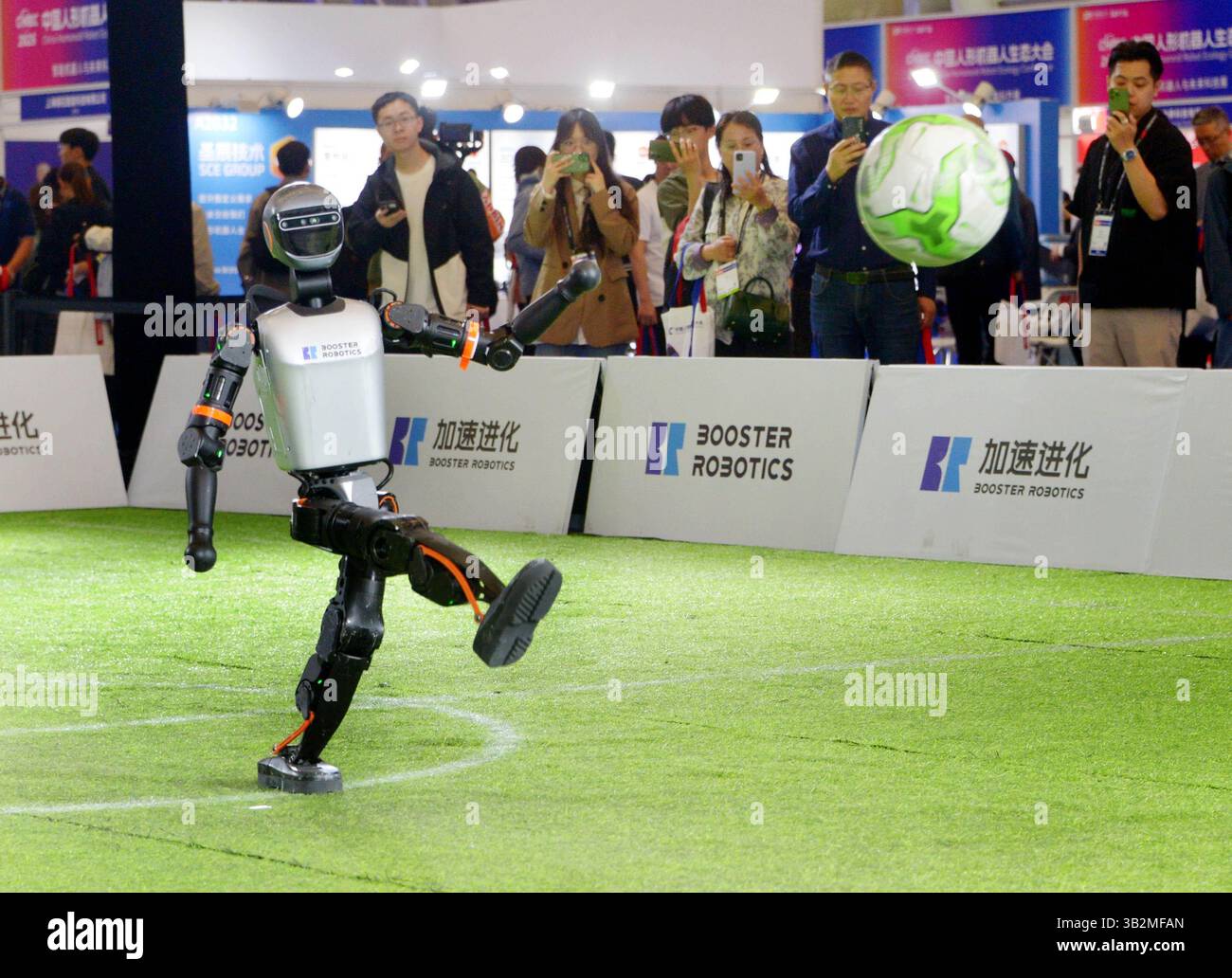 The 2025 China Humanoid Robot Ecosystem Conference opens in Shanghai, China, 25 April, 2025. Banque D'Images