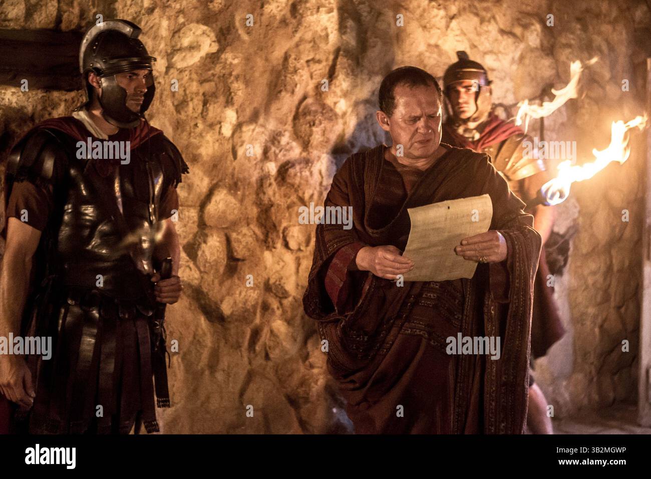 DATE DE SORTIE : 16 février 2016.TITLE : Risen. STUDIO : Sony Pictures. RÉALISATEUR : Kevin Reynolds. INTRIGUE : suit l'histoire biblique épique de la Résurrection, racontée à travers les yeux d'un non-croyant. Clavius, un puissant Tribune militaire romaine, et son assistant Lucius, sont chargés de résoudre le mystère de ce qui est arrivé à Jésus dans les semaines qui ont suivi la crucifixion, afin de réfuter les rumeurs d'un Messie ressuscité et d'empêcher un soulèvement à Jérusalem. PHOTO : PETER FIRTH dans le rôle de Ponce Pilate. (Crédit : © Sony Pictures/Entertainment Pictures) Banque D'Images