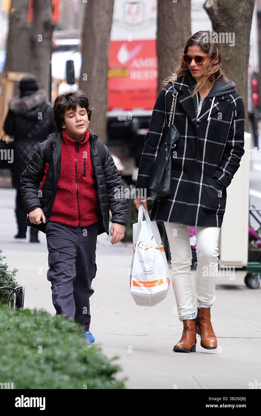 21 décembre 2015 - New York City, NY, USA - Jill Hennessy marche avec son fils Marco Mastropietro le 21 décembre 2015 à New York (crédit image : © Curtis Means/Ace Pictures via ZUMA Press) Banque D'Images