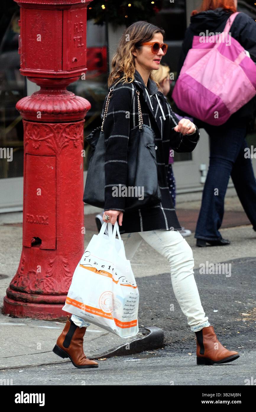 21 décembre 2015 - New York City, NY, USA - Jill Hennessy marche avec son fils Marco Mastropietro le 21 décembre 2015 à New York (crédit image : © Curtis Means/Ace Pictures via ZUMA Press) Banque D'Images