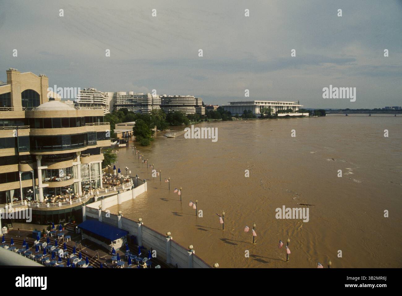 29 août 2015 - Washington, District of Columbia, États-Unis d'Amérique - Washington, DC. 9-9-1996. Le fleuve Potomac au stade d'inondation au port de Washington. Ce sont les conséquences des précipitations de l'ouragan Fran. La veille de la jauge d'inondation à Harpers Ferry W. La va a été mesurée à plus de 29,80 pieds. . Les murs d'inondation du condo du port de Washington ont été élevés. . Crédit : Mark Reinstein (crédit image : © Mark Reinstein via ZUMA Wire) Banque D'Images