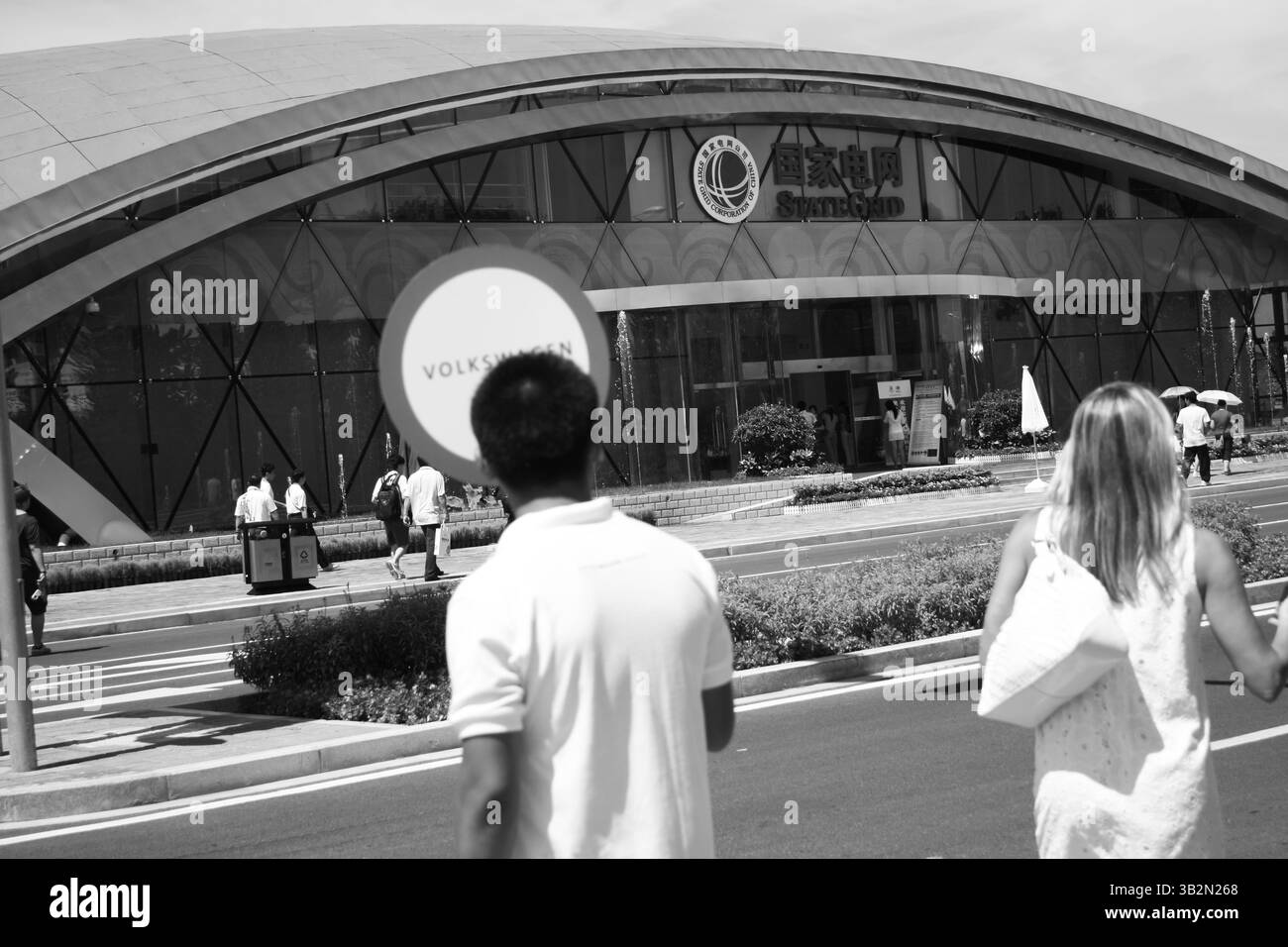 China State Grid Pavilion aux Jeux Olympiques de Beijing 2008 avec promotion Crowd et Volkswagen Banque D'Images China State Grid Pavilion aux Jeux Olympiques de Beijing 2008 avec promotion Crowd et Volkswagen Banque D'Images