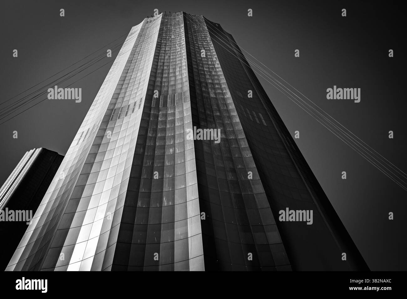 Détails de l'architecture bâtiment moderne façade en verre fond d'entreprise en noir et blanc. Immeubles de grande hauteur d'Abu Dhabi. Immeuble de bureaux moderne. Ville Banque D'Images