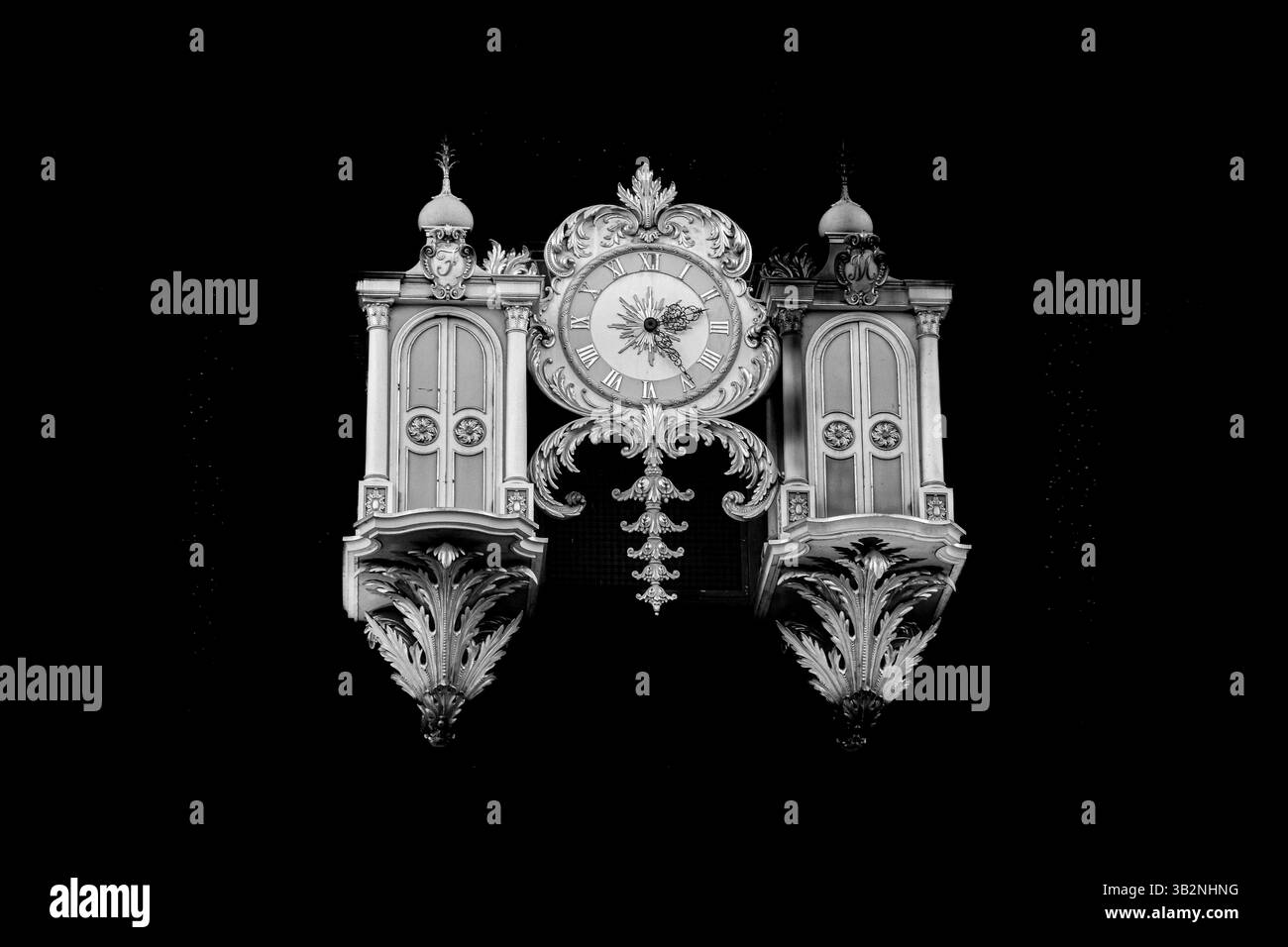 Conception d'horloge antique avec fond noir Banque D'Images