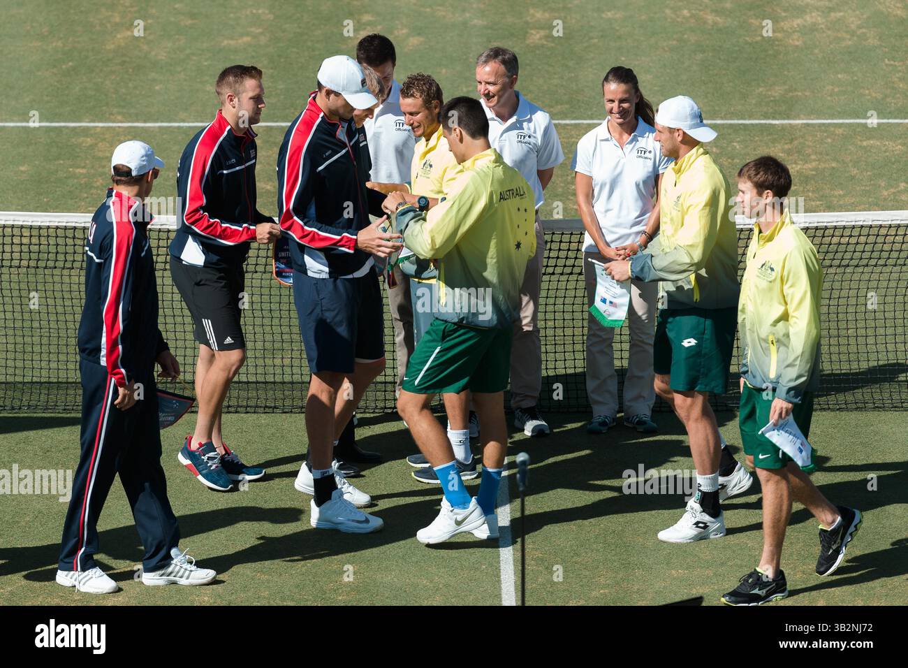 4 mars 2016 : les équipes échangent des penants pour le premier tour du Groupe BNP Paribas Davis Cup World Group entre l'Australie et les États-Unis au club de tennis Kooyong à Melbourne, en Australie. Sydney Low/Cal Sport Media(image crédit : © Sydney Low/CSM via ZUMA Wire) Banque D'Images