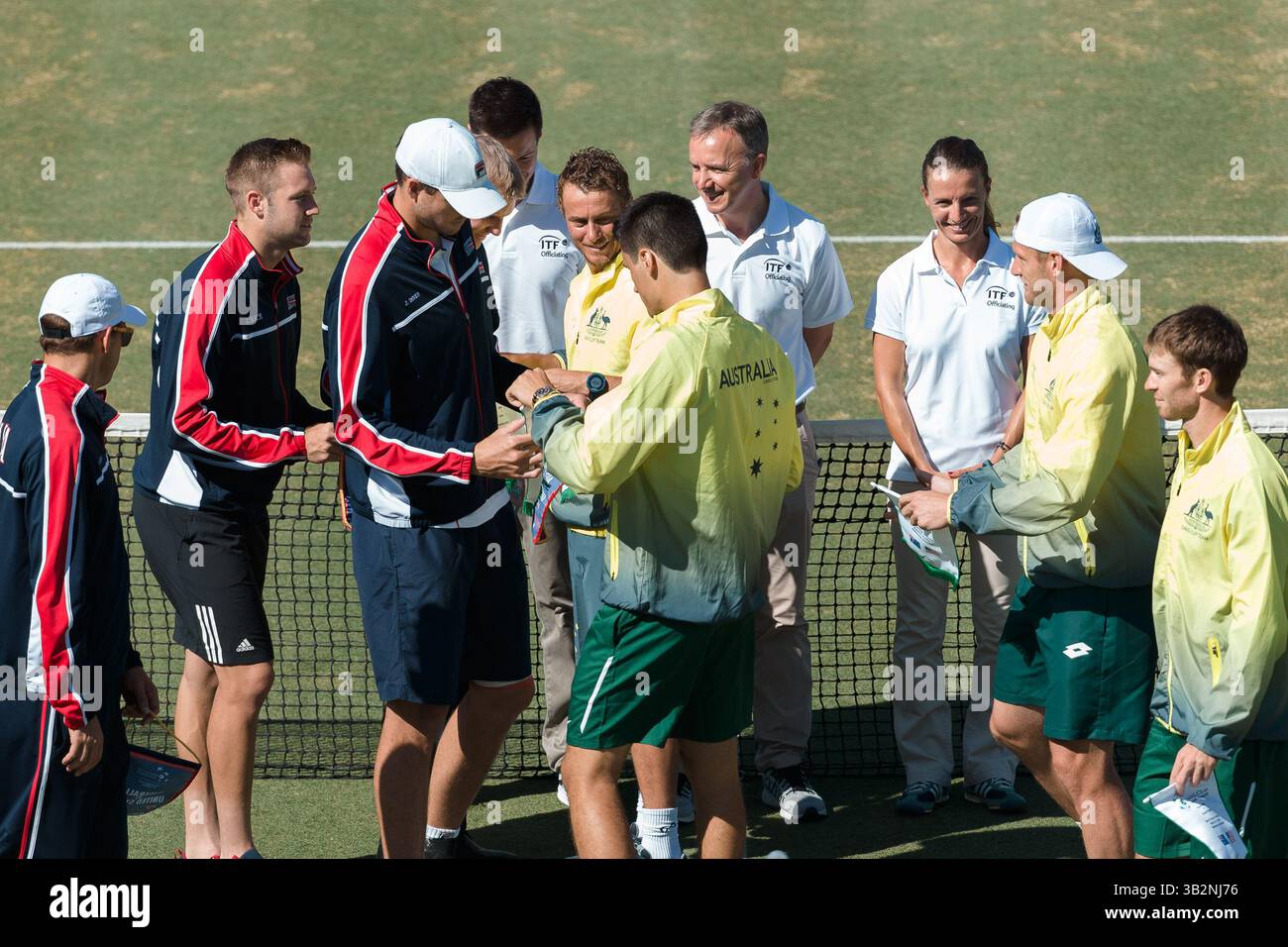 4 mars 2016 : les équipes échangent des penants pour le premier tour du Groupe BNP Paribas Davis Cup World Group entre l'Australie et les États-Unis au club de tennis Kooyong à Melbourne, en Australie. Sydney Low/Cal Sport Media(image crédit : © Sydney Low/CSM via ZUMA Wire) Banque D'Images