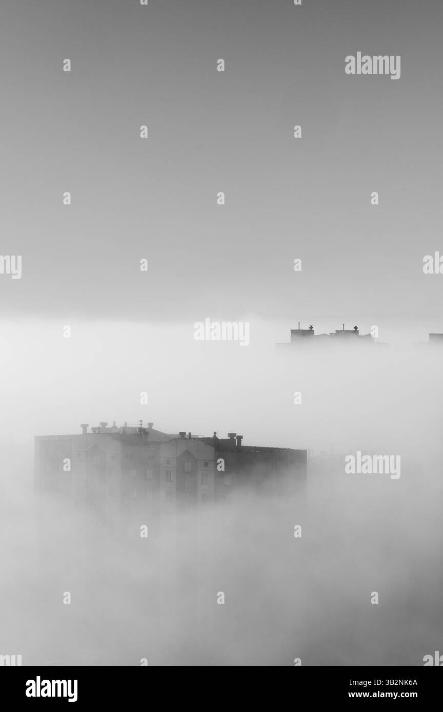 paysage urbain. Un nuage est descendu sur la ville. Banque D'Images