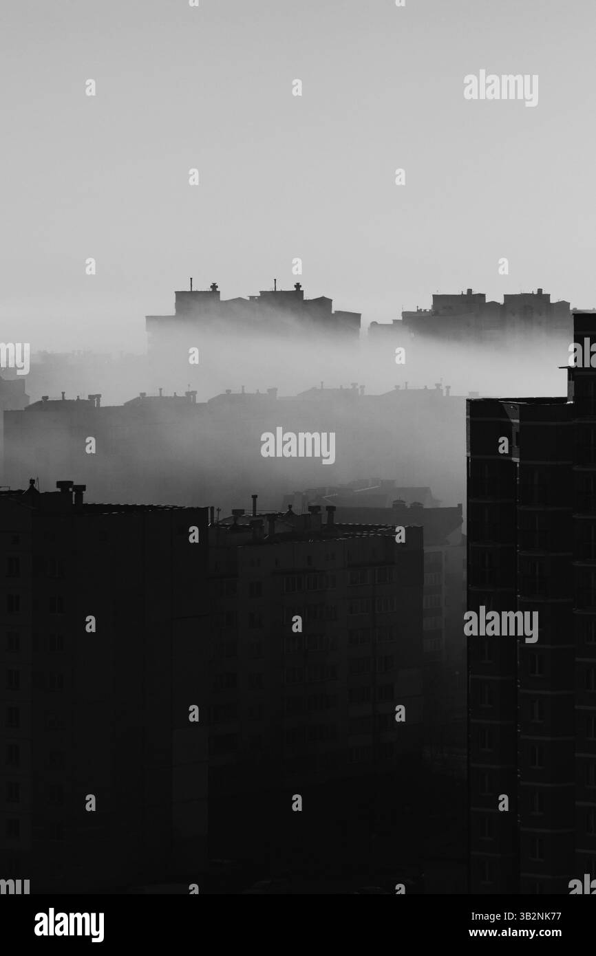 paysage urbain. Un nuage est descendu sur la ville. Banque D'Images