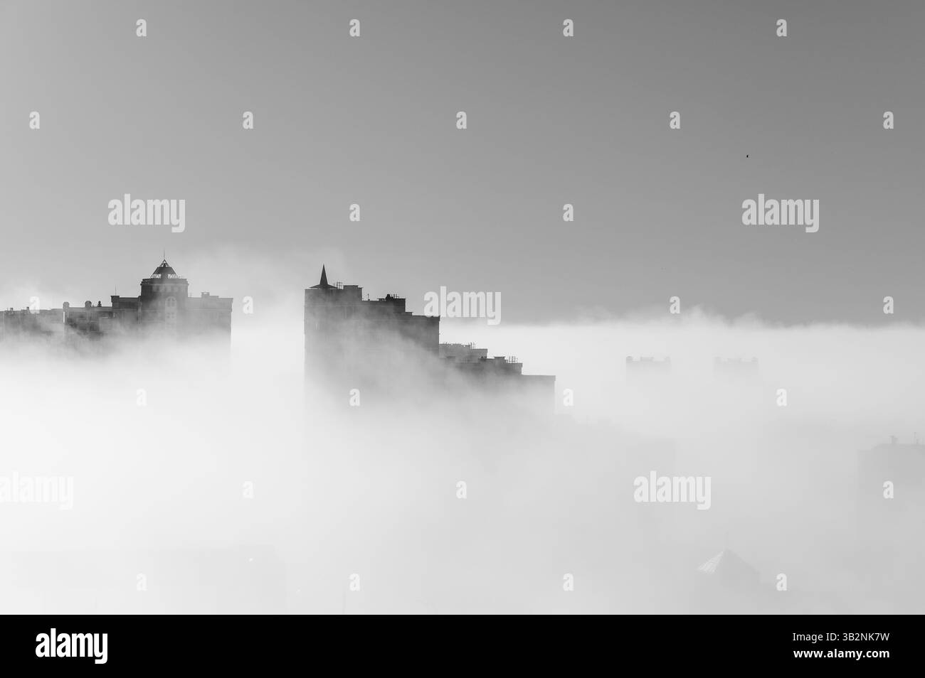 paysage urbain. Un nuage est descendu sur la ville. Banque D'Images