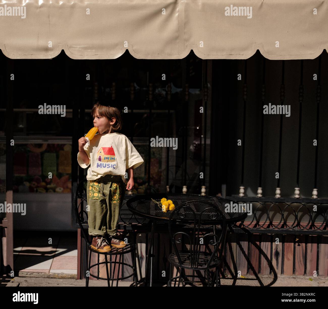 Minuscule, élégant Rebel avec un Popsicle Banque D'Images