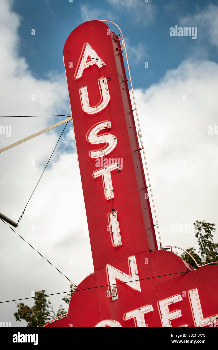Enseigne de motel au néon nostalgique accrochée sur Congress Street à Austin au Texas Banque D'Images