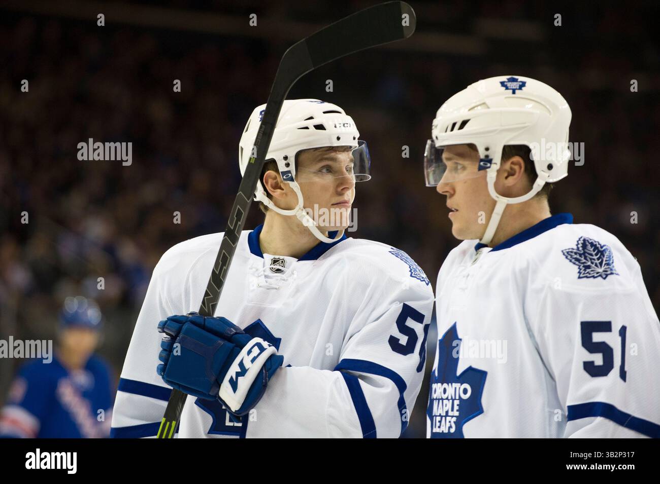 15 novembre 2015 : le centre des Maple Leafs de Toronto Byron Froese (56) et le défenseur des Maple Leafs de Toronto Jake Gardiner (51) se regardent pendant le match entre les Rangers de New York et les Maple Leafs de Toronto au Madison Square Garden à Manhattan, New York . Crédit obligatoire : Kostas Lymperopoulos/CSM (crédit image : © Kostas Lymperopoulos/CSM via ZUMA Wire) Banque D'Images