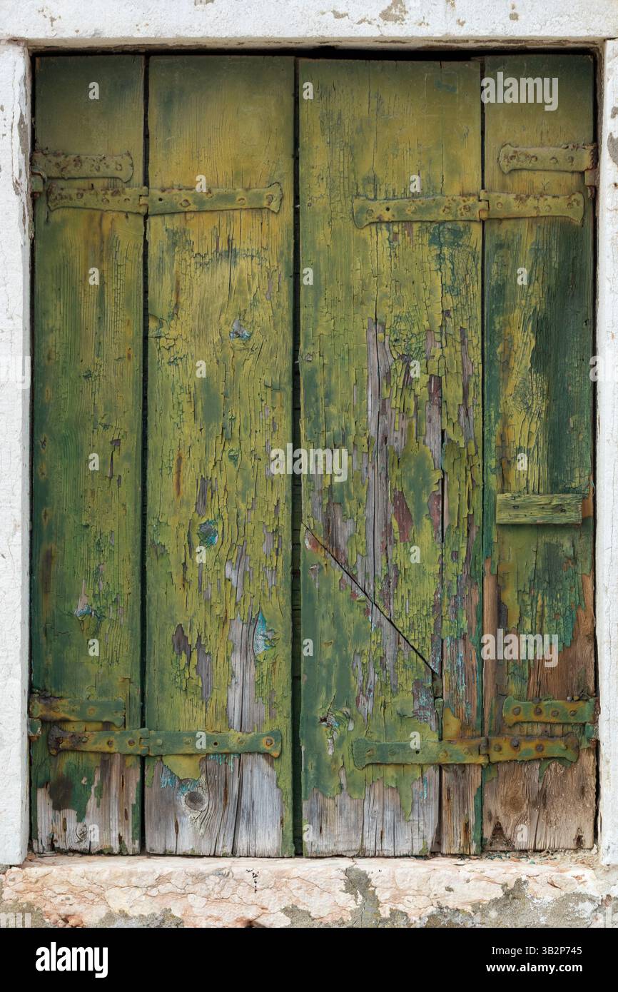 Vieux volets en bois vert avec peinture pelable Banque D'Images