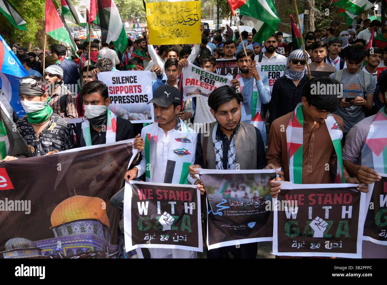 Supporters of the Pakistani religious student's organisation 'Islami Jamiat Talaba' hold a rally against Israeli airstrikes and to show solidarity with Palestinian people living in Gaza, in Lahore, Pakistan Monday, April 28, 2025. (AP Photo/K.M. Chaudary) Banque D'Images