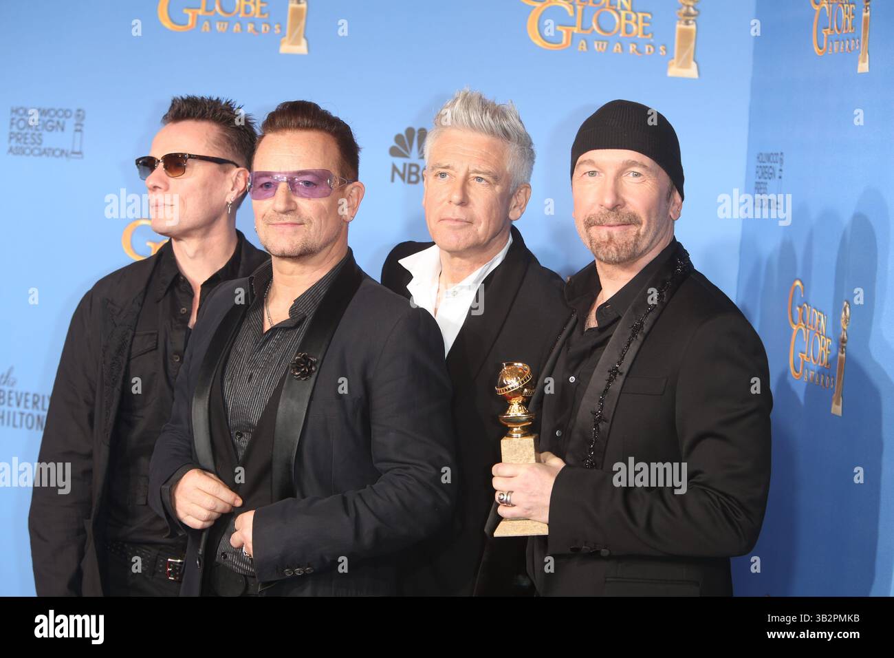 Larry Mullen Jr. (de gauche à droite), Bono, Adam Clayton et The Edge of U2 posent dans la salle de presse du 71e Golden Globe Awards alias Golden Globes à l'hôtel Beverly Hilton à Los Angeles, États-Unis, le 12 janvier 2014 Banque D'Images