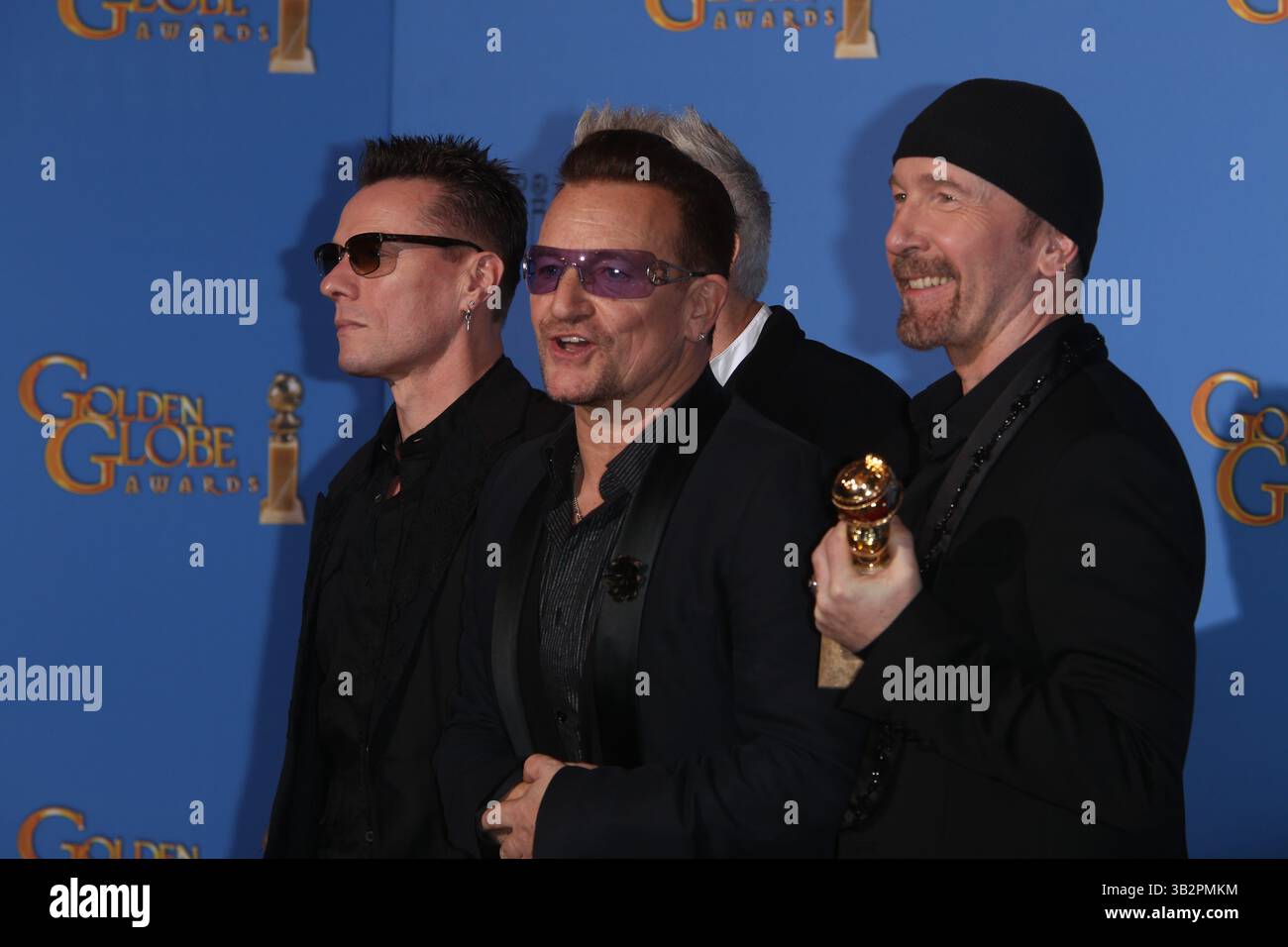Larry Mullen Jr. (de gauche à droite), Bono et The Edge of U2 posent dans la salle de presse de la 71e édition des Golden Globe Awards alias Golden Globes à l'hôtel Beverly Hilton à Los Angeles, USA, le 12 janvier 2014 Banque D'Images