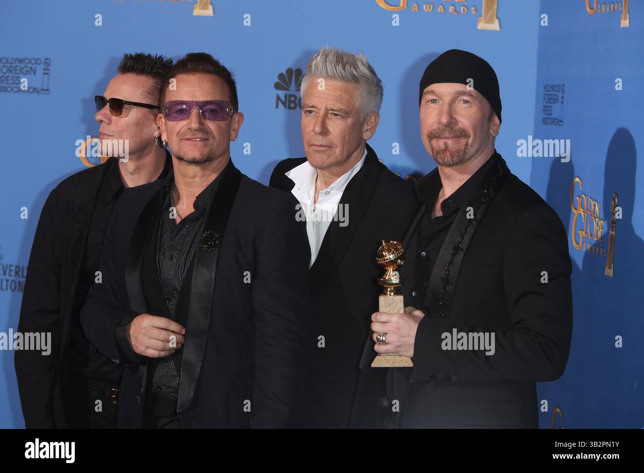 Larry Mullen Jr. (de gauche à droite), Bono, Adam Clayton et The Edge of U2 posent dans la salle de presse du 71e Golden Globe Awards alias Golden Globes à l'hôtel Beverly Hilton à Los Angeles, États-Unis, le 12 janvier 2014 Banque D'Images