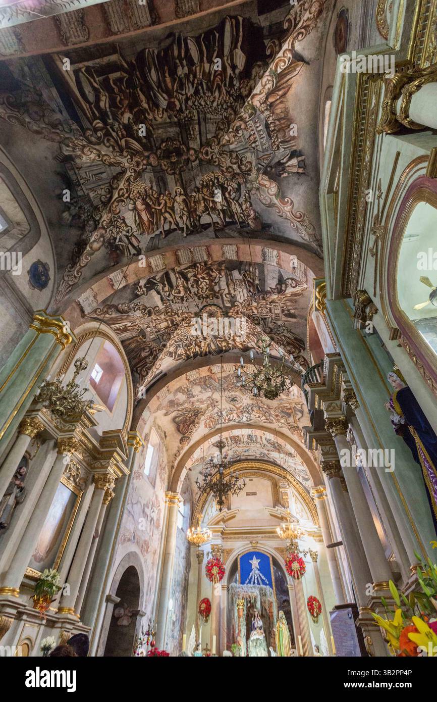 3 janvier 2016 - Atotonilco, Guanajuato, Mexique - intérieur du Sanctuaire d'Atotonilco avec des peintures murales folkloriques mexicaines et baroques peintes sur le plafond et les murs à Atotonilco, Mexique. Les peintures ont été réalisées par Antonio Martinez de Pocasangre et Jose Maria Barajas sur une période de trente ans et est connue sous le nom de Chapelle Sixtine du Mexique. (Crédit image : © Richard Ellis via ZUMA Wire) Banque D'Images