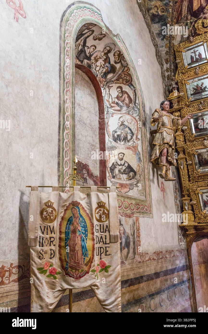 3 janvier 2016 - Atotonilco, Guanajuato, Mexique - peintures murales baroques folkloriques mexicaines peintes sur le plafond et les murs du Sanctuaire d'Atotonilco, un important sanctuaire catholique à Atotonilco, Mexique. Les peintures ont été réalisées par Antonio Martinez de Pocasangre et Jose Maria Barajas sur une période de trente ans et est connue sous le nom de Chapelle Sixtine du Mexique. (Crédit image : © Richard Ellis via ZUMA Wire) Banque D'Images