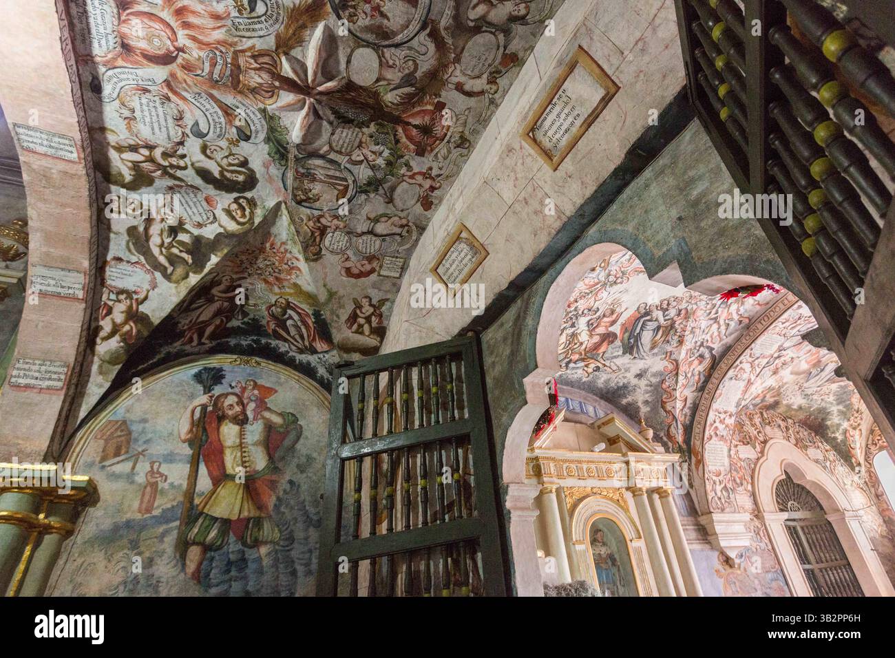 3 janvier 2016 - Atotonilco, Guanajuato, Mexique - intérieur du Sanctuaire d'Atotonilco avec des peintures murales folkloriques mexicaines et baroques peintes sur le plafond et les murs à Atotonilco, Mexique. Les peintures ont été réalisées par Antonio Martinez de Pocasangre et Jose Maria Barajas sur une période de trente ans et est connue sous le nom de Chapelle Sixtine du Mexique. (Crédit image : © Richard Ellis via ZUMA Wire) Banque D'Images