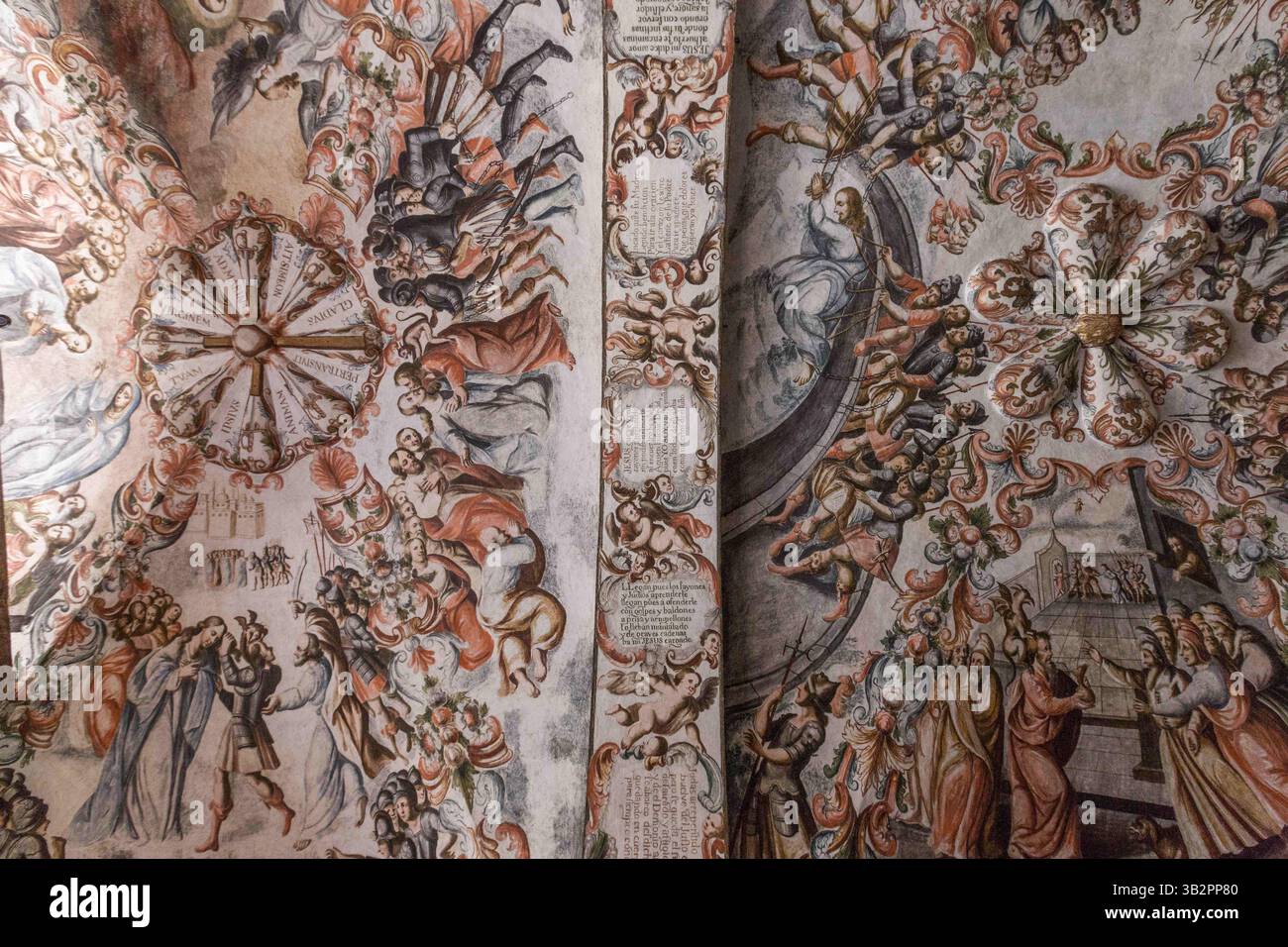 3 janvier 2016 - Atotonilco, Guanajuato, Mexique - intérieur du Sanctuaire d'Atotonilco avec des peintures murales folkloriques mexicaines et baroques peintes sur le plafond et les murs à Atotonilco, Mexique. Les peintures ont été réalisées par Antonio Martinez de Pocasangre et Jose Maria Barajas sur une période de trente ans et est connue sous le nom de Chapelle Sixtine du Mexique. (Crédit image : © Richard Ellis via ZUMA Wire) Banque D'Images