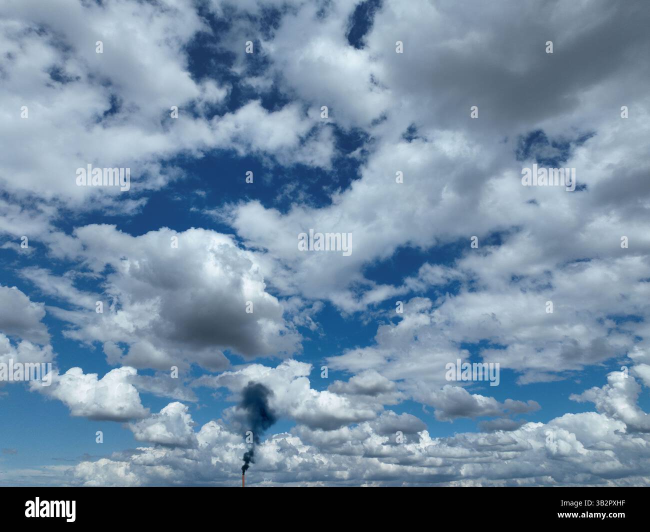 La fumée noire monte comme un signe qu'un nouveau pape n'a pas été élu Banque D'Images La fumée noire monte comme un signe qu'un nouveau pape n'a pas été élu Banque D'Images