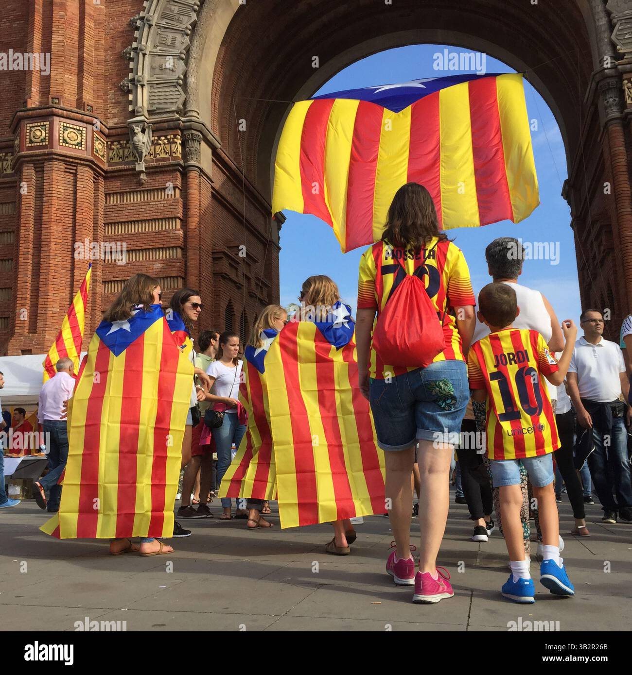 11 septembre 2015 - Barcelone, Espagne - les gens posent devant un drapeau catalan géant à l'Arc de Triomphe de Barcelone. Barcelone était une mer de rouge et de jaune alors que des foules portant des drapeaux séparatistes marchaient dans la ville pour célébrer la fête nationale catalane. Les organisateurs espéraient attirer au moins 500 000 personnes pour un rassemblement pro-indépendance en utilisant le slogan ''commençons à construire un nouveau pays. (Crédit image : © Ruaridh Stewart via ZUMA Wire) Banque D'Images