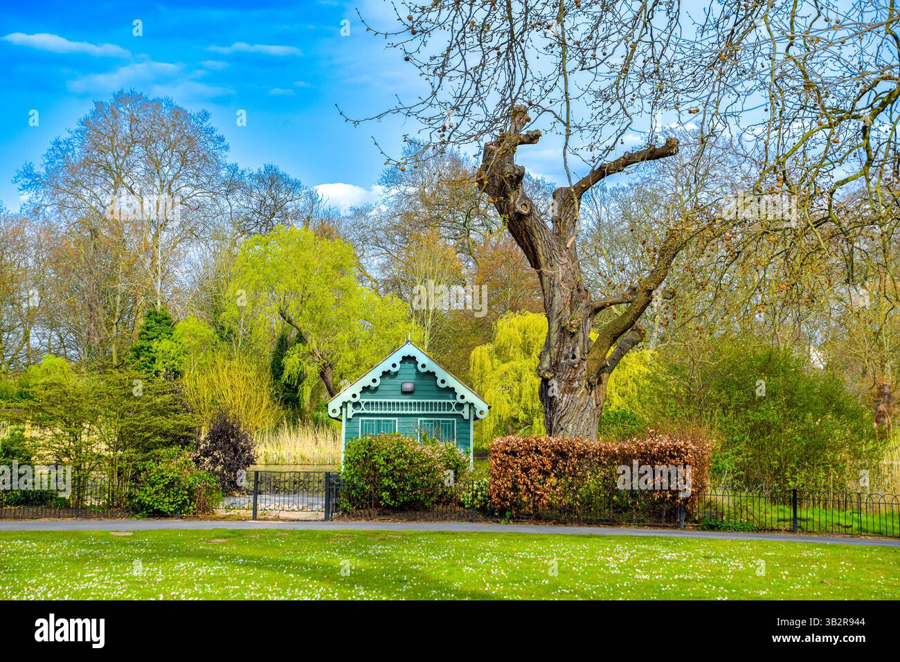 Vieux chalet en bois dans le parc Banque D'Images