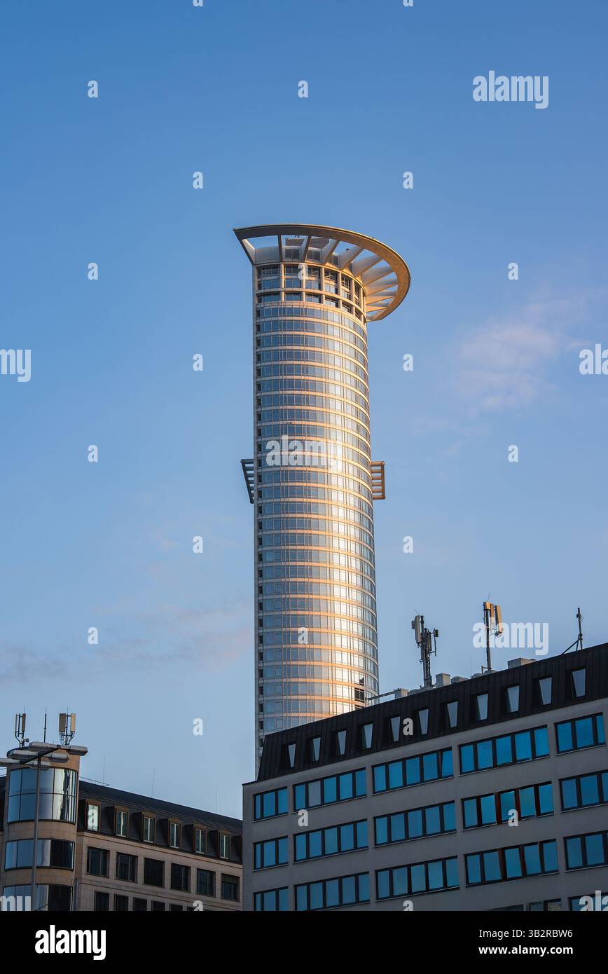 Westhafen Tower et les bâtiments modernes environnants à Francfort, Allemagne Banque D'Images