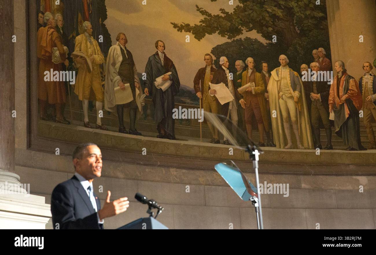 15 décembre 2015 - Washington, District of Columbia, États-Unis d'Amérique - le président Barack Obama parle sous un tableau des pères fondateurs de l'Amérique lors d'une cérémonie de naturalisation pour les nouveaux citoyens américains aux Archives nationales de Washington, mardi 15 décembre 2015..crédit : Martin H. Simon / Pool via CNP (crédit image : © Martin H. Simon/CNP via ZUMA Wire) Banque D'Images