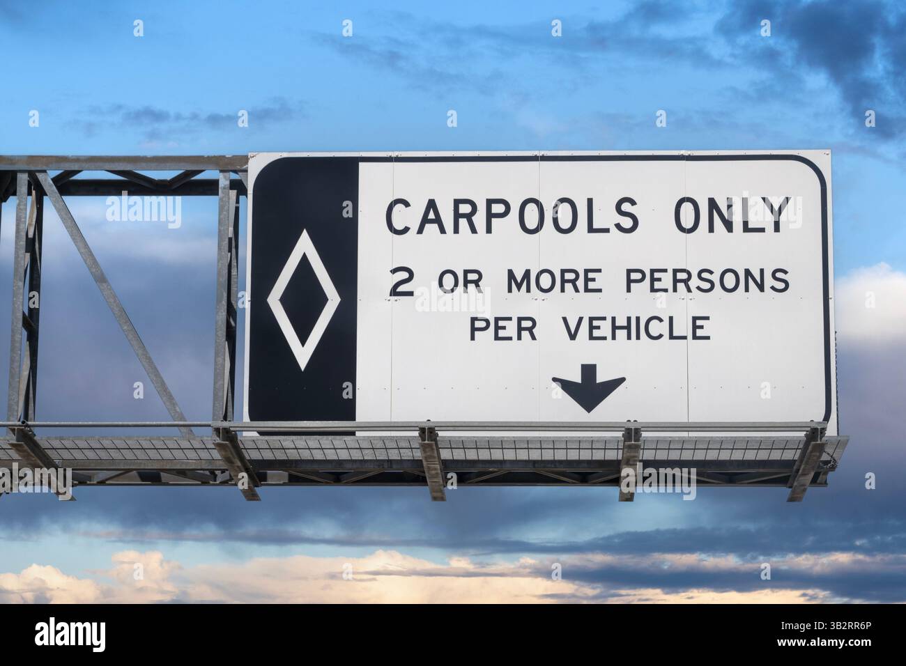 Covoiturage sur autoroute seulement deux personnes ou plus par panneau de véhicule en Californie du Sud. Banque D'Images Covoiturage sur autoroute seulement deux personnes ou plus par panneau de véhicule en Californie du Sud. Banque D'Images