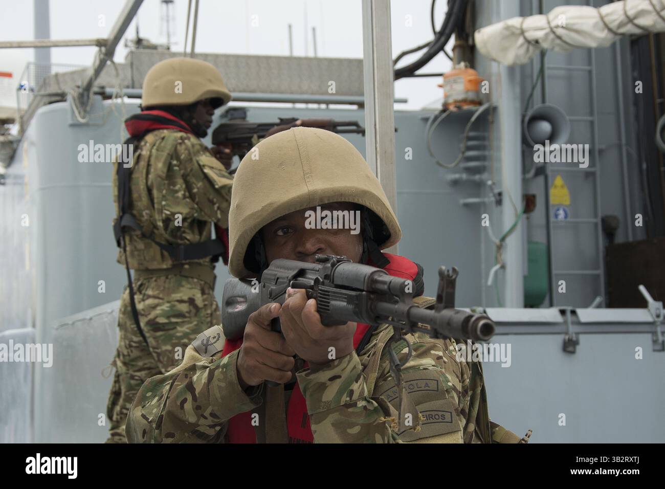20 avril 2014 - Golfe de Guinée, Cameroun - un marine angolais lors d'un exercice de traite de personnes dans le cadre d'Obangame Express à bord du navire belge de commandement et de soutien logistique BNS Godetia dans le cadre d'une formation conjointe avec des membres de l'équipe SEAL DE la marine américaine le 20 avril 2014 dans le golfe de Guinée. (Crédit image : © MC3 Matt Wright/Planet Pix via ZUMA Wire) Banque D'Images 20 avril 2014 - Golfe de Guinée, Cameroun - un marine angolais lors d'un exercice de traite de personnes dans le cadre d'Obangame Express à bord du navire belge de commandement et de soutien logistique BNS Godetia dans le cadre d'une formation conjointe avec des membres de l'équipe SEAL DE la marine américaine le 20 avril 2014 dans le golfe de Guinée. (Crédit image : © MC3 Matt Wright/Planet Pix via ZUMA Wire) Banque D'Images