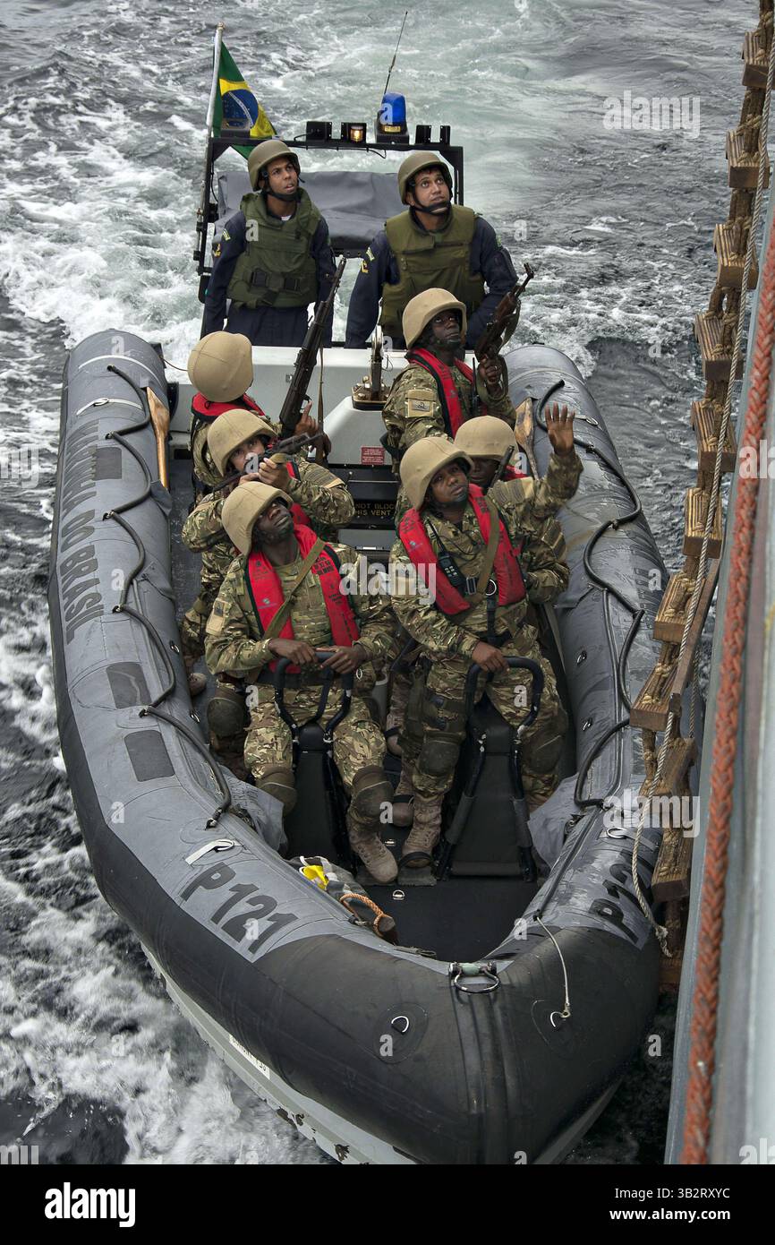 20 avril 2014 - Golfe de Guinée, Cameroun - les marines angolais se préparent à monter à bord du navire belge de commandement et de soutien logistique BNS Godetia lors d'un exercice de traite des êtres humains dans le cadre d'Obangame Express dans le cadre d'une formation conjointe avec des membres de l'équipe SEAL DE LA marine américaine le 20 avril 2014 dans le golfe de Guinée. (Crédit image : © MC3 Matt Wright/Planet Pix via ZUMA Wire) Banque D'Images 20 avril 2014 - Golfe de Guinée, Cameroun - les marines angolais se préparent à monter à bord du navire belge de commandement et de soutien logistique BNS Godetia lors d'un exercice de traite des êtres humains dans le cadre d'Obangame Express dans le cadre d'une formation conjointe avec des membres de l'équipe SEAL DE LA marine américaine le 20 avril 2014 dans le golfe de Guinée. (Crédit image : © MC3 Matt Wright/Planet Pix via ZUMA Wire) Banque D'Images