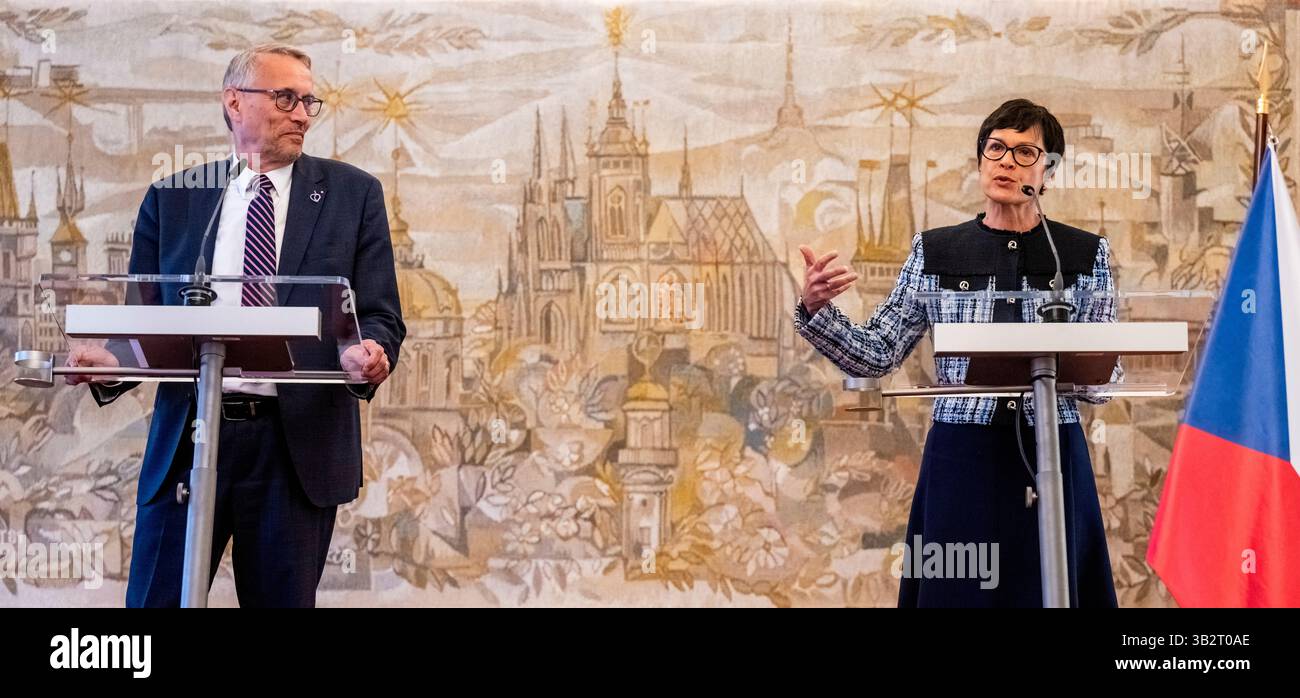 Prague, République tchèque. 28 avril 2025. De gauche à droite le ministre tchèque des Affaires européennes Martin Dvorak (STAN) et la commissaire européenne à l'élargissement Marta Kos donnent un point de presse avant la conférence sur les nouvelles impulsions pour l'élargissement de l'UE à Prague, République tchèque, le 28 avril 2025. Crédit : vit Simanek/CTK photo/Alamy Live News Banque D'Images