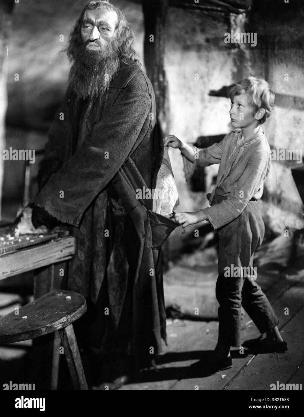 15 juin 1948 - Oliver Twist' - Oliver Twist (John Howard Davies) essaie ses techniques de pickpocket sur Fagin (Alec Guinness)..... (Crédit image : © ITV/Entertainment Pictures/ZUMAPRESS.com) Banque D'Images