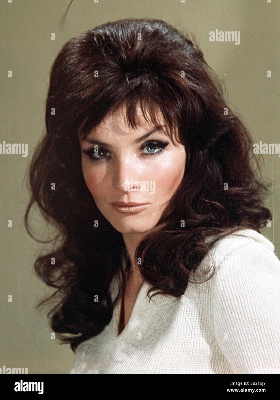 L'actrice anglaise de cinéma, de théâtre et de télévision Kate O'Mara est décédée à l'âge de 74 ans. Elle est surtout connue pour avoir joué la soeur mafieuse d'Alexis Colby Cassandra ''Caress'' Morrell dans la dynastie des feuilletons américains au milieu des années 1980, ainsi que des rôles dans Doctor Who, Howards' Way et Triangle. PHOTO : 15 juin 1971 - 'les persuadeurs' - 'Lire et détruire' - KATE O'MARA. .. (Crédit image : © ITV/Entertainment Pictures/ZUMAPRESS.com) Banque D'Images