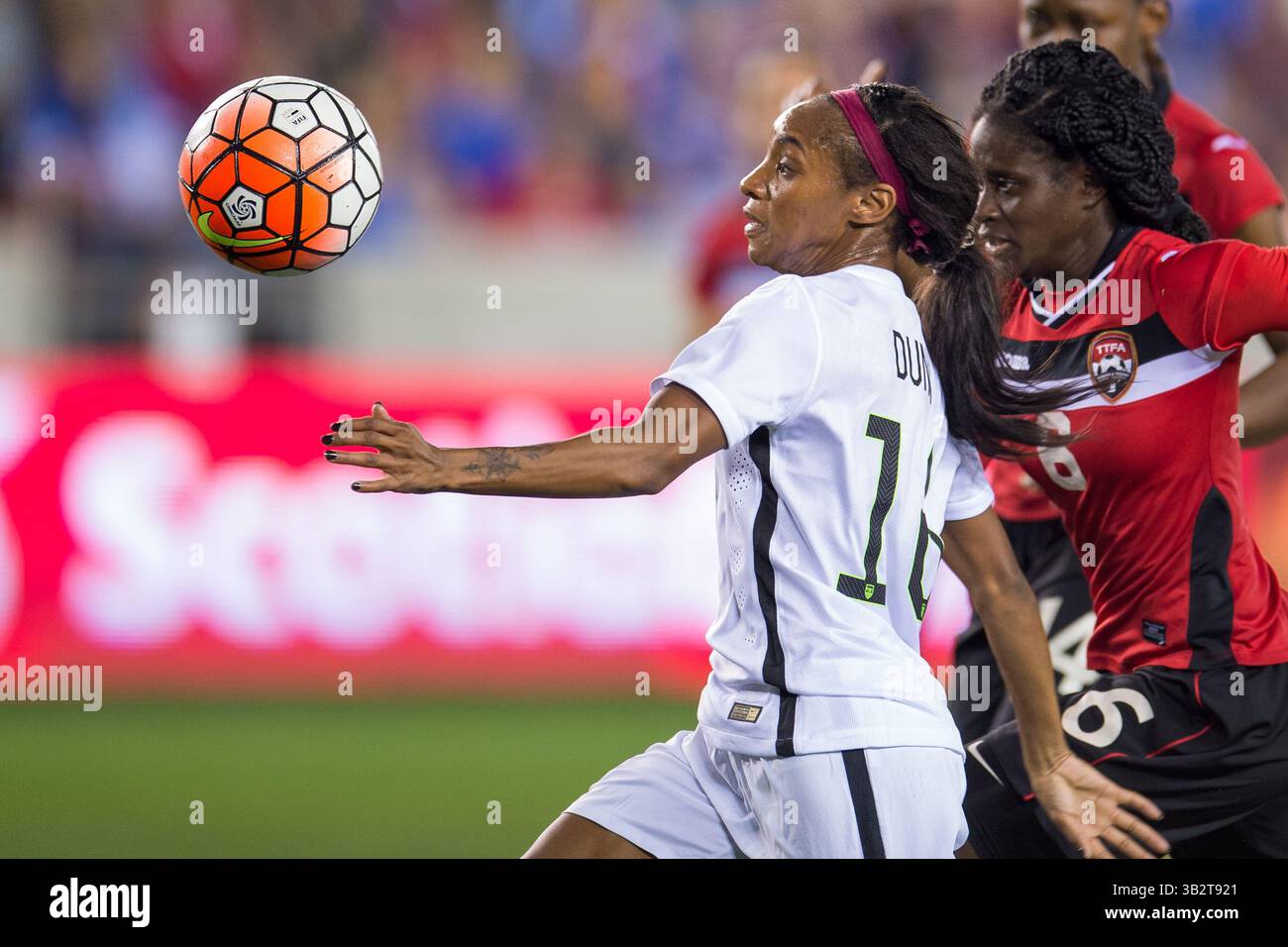 19 février 2016 : L'attaquante américaine Crystal Dunn (16 ans) se prépare à prendre un coup de feu lors d'un match de qualification olympique en demi-finale de la CONCACAF entre les États-Unis et Trinité-et-Tobago au BBVA Compass Stadium à Houston, au Texas. Les États-Unis ont gagné 5-0 et ont gagné une place aux Jeux olympiques d'été...Trask Smith/CSM(image crédit : © Trask Smith/CSM via ZUMA Wire) Banque D'Images