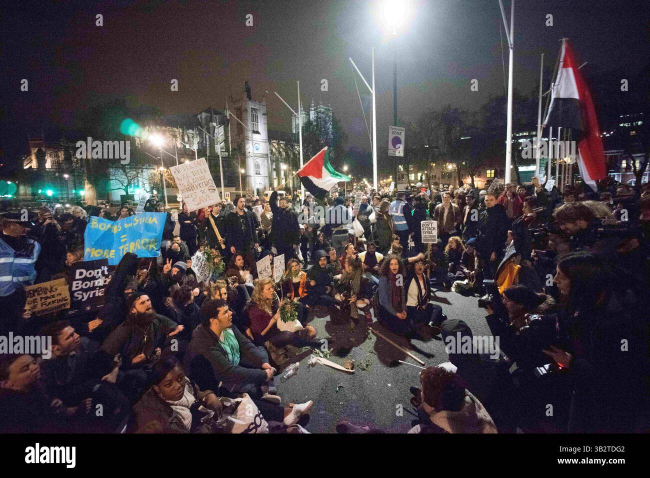 1er décembre 2015 - des milliers de manifestants se rassemblent sur la place du Parlement et défilent dans le centre de Londres pour demander au gouvernement britannique de ne pas prendre part à une intervention militaire et à une frappe aérienne en Syrie avant que le parlement ne vote pour la décision le lendemain. De nombreux manifestants bloquent plus tard la route devant le parlement, des affrontements ont éclaté alors que la police tente de dégager la route pour la circulation. Plusieurs manifestants ont été arrêtés. 1er décembre 2015. (Crédit image : © Geovien So via ZUMA Wire) Banque D'Images